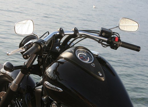 Triumph Thunderbird Storm: prova su strada della maxi cruiser - Fotogallery - 18
