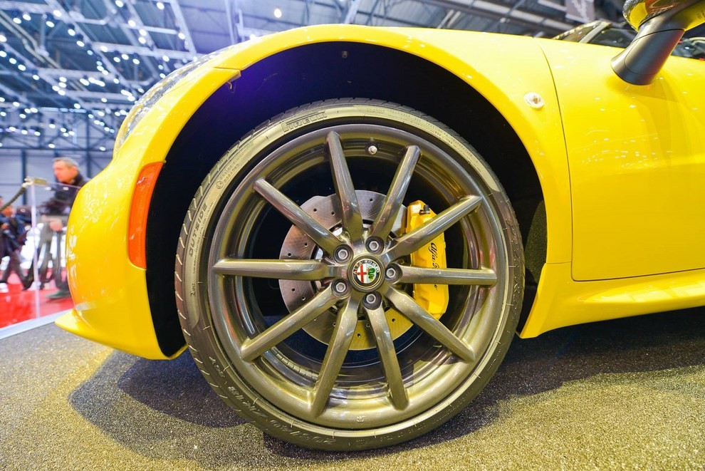 Alfa Romeo 4c Spider Le Prime Immagini E Dati Ufficiali Infomotori